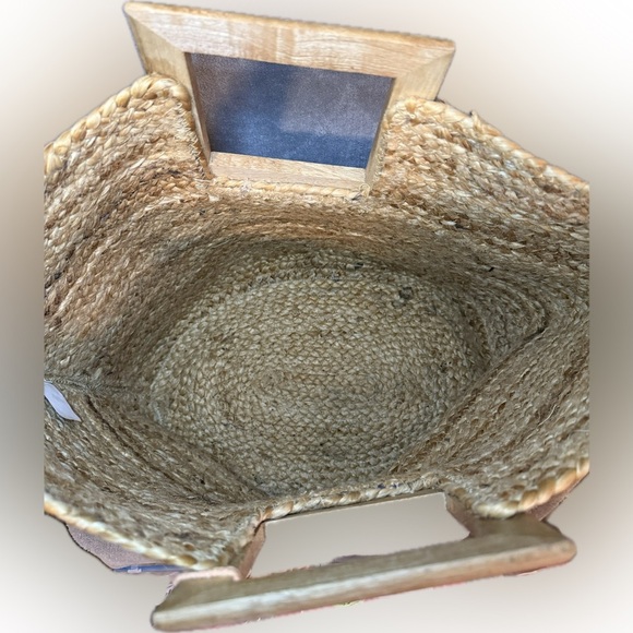 💙TIME & TRU💙Navy/Tan Straw Leaf Reversible Beach Tote Bag w/Wood Handles - Picture 3 of 4